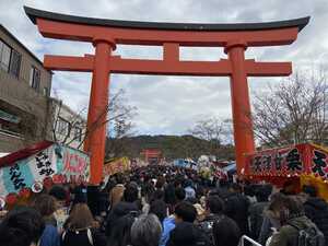 Crowded road to shrine