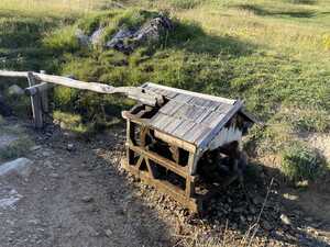 Wooden mechanism with wooden water feed pipe driving wheel